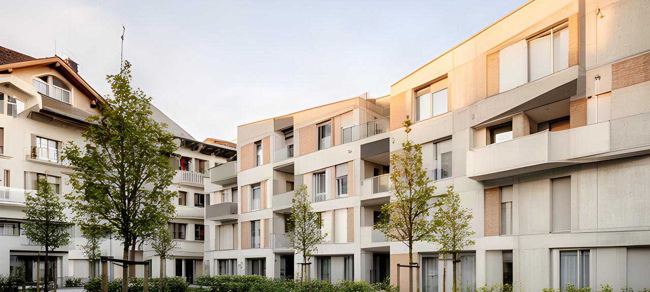 Fertiggestellte Wohnüberbauung in Bern mit Sichtbetonfassade und gepflegtem Innenhof